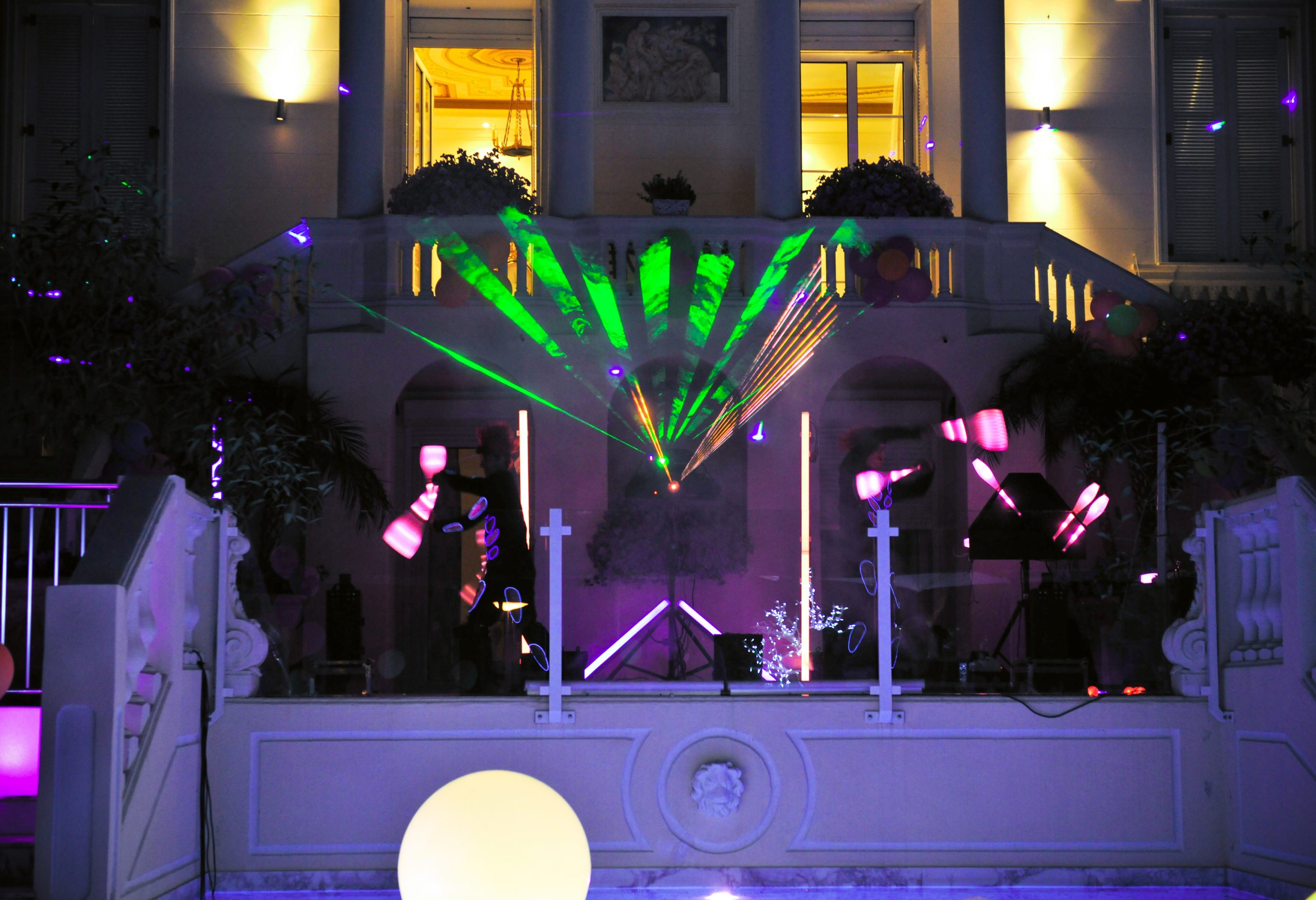 Organisation événément production arbre de noel team building soirée animations gonglable animations enfants artistes nice canne menton monaco mougins juan les pins vence