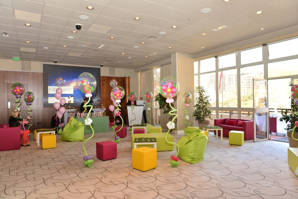 Organisation événement production événementiel artiste arbre de noel décoration Organisation événément production arbre de noel team building soirée animations gonglable animations enfants nice canne menton monaco mougins juan les pins vence